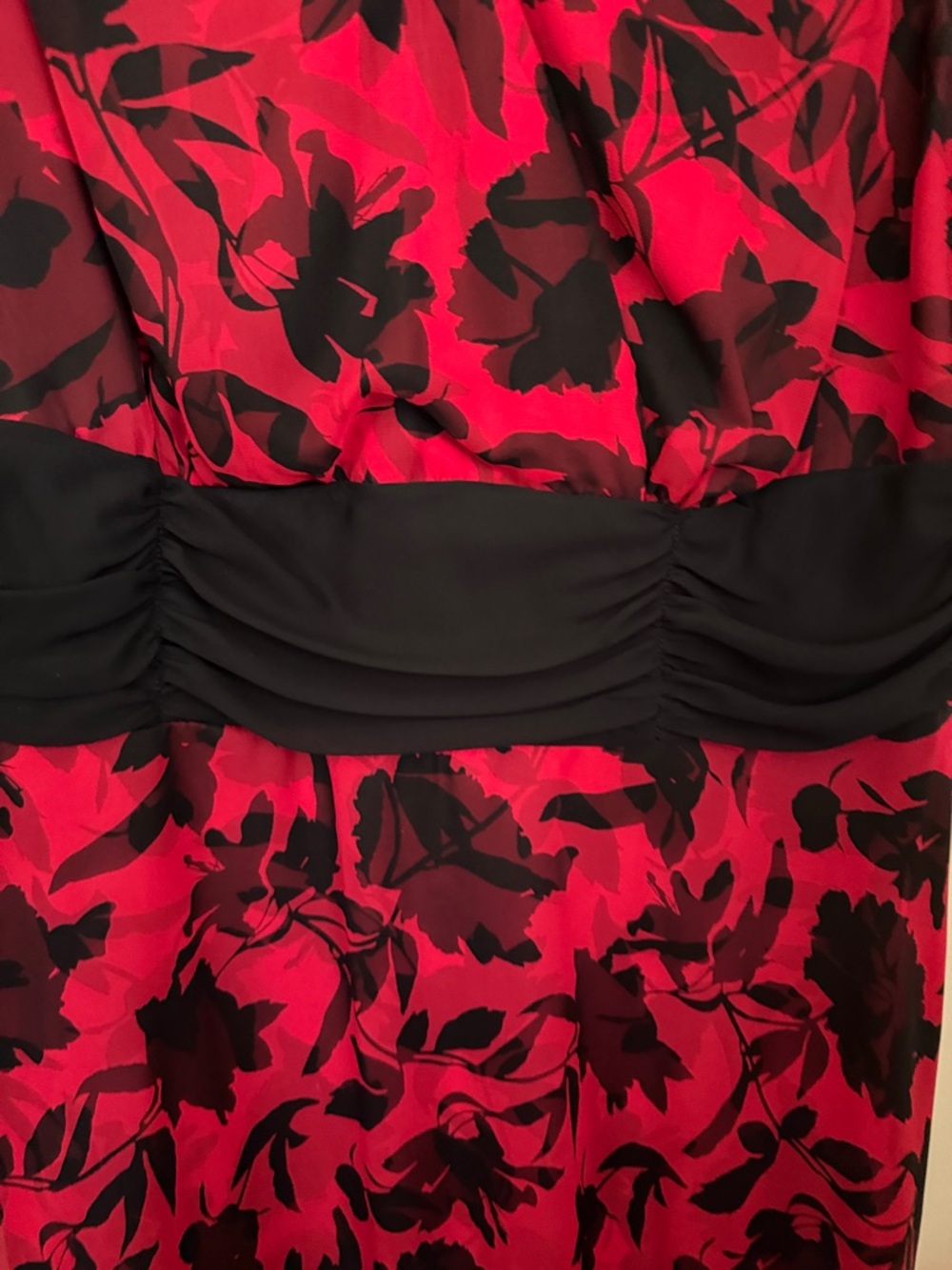 dressbarn Red and Black Floral Midi Dress with Ruched Waist - Picture 4 of 6